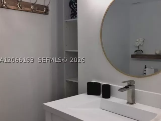 1-bedroom condo for rent in Miami Beach - 5701 Collins Ave 808 - MondialRealty