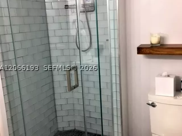 1-bedroom condo for rent in Miami Beach - 5701 Collins Ave 808 - MondialRealty