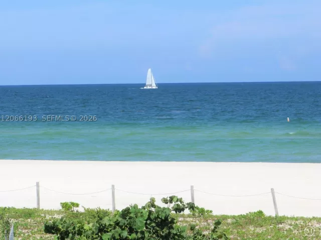1-bedroom condo for rent in Miami Beach - 5701 Collins Ave 808 - MondialRealty