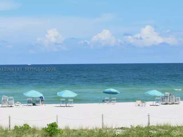 1-bedroom condo for rent in Miami Beach - 5701 Collins Ave 808 - MondialRealty