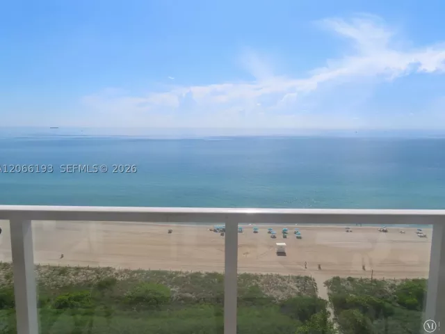 1-bedroom condo for rent in Miami Beach - 5701 Collins Ave 808 - MondialRealty