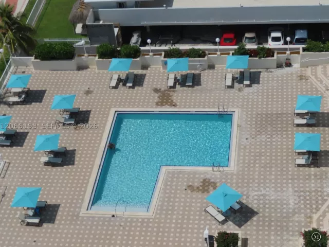 1-bedroom condo for rent in Miami Beach - 5701 Collins Ave 808 - MondialRealty