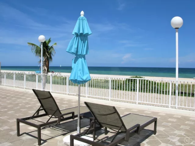 1-bedroom condo for rent in Miami Beach - 5701 Collins Ave 808 - MondialRealty