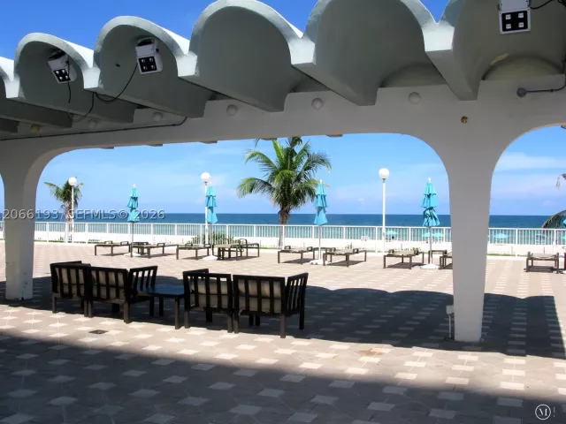 1-bedroom condo for rent in Miami Beach - 5701 Collins Ave 808 - MondialRealty