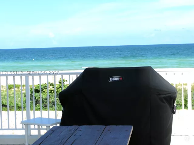 1-bedroom condo for rent in Miami Beach - 5701 Collins Ave 808 - MondialRealty