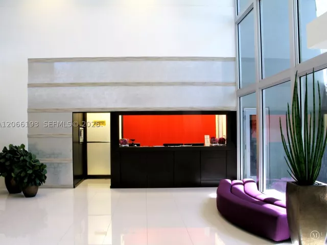 1-bedroom condo for rent in Miami Beach - 5701 Collins Ave 808 - MondialRealty