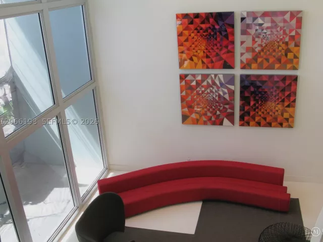 1-bedroom condo for rent in Miami Beach - 5701 Collins Ave 808 - MondialRealty