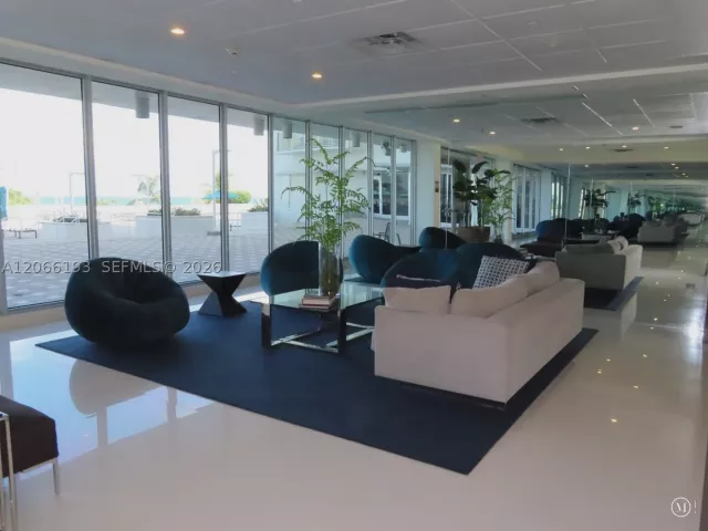 1-bedroom condo for rent in Miami Beach - 5701 Collins Ave 808 - MondialRealty