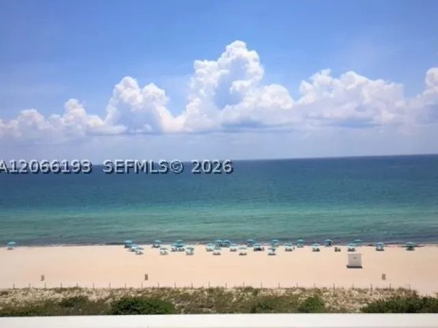 1-bedroom condo for rent in Miami Beach - 5701 Collins Ave 808 - MondialRealty