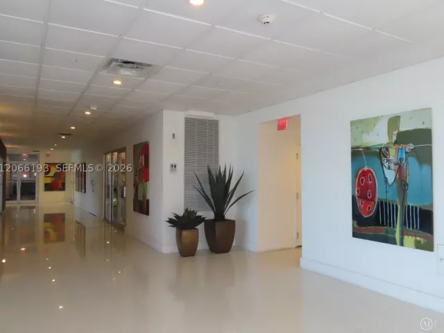 1-bedroom condo for rent in Miami Beach - 5701 Collins Ave 808 - MondialRealty