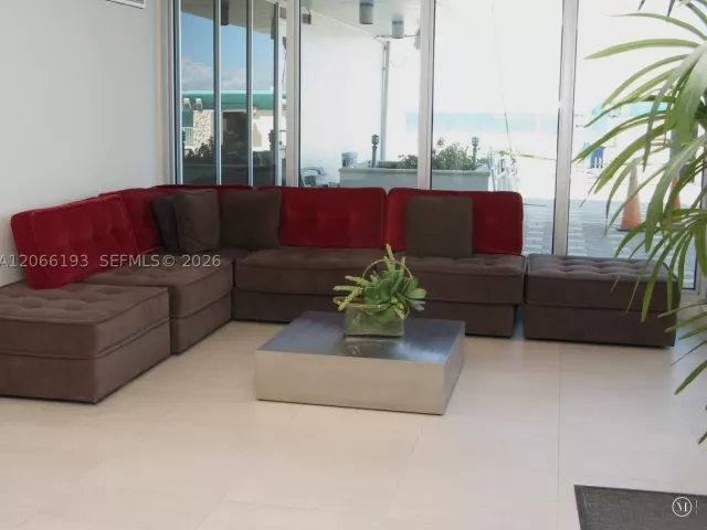 1-bedroom condo for rent in Miami Beach - 5701 Collins Ave 808 - MondialRealty