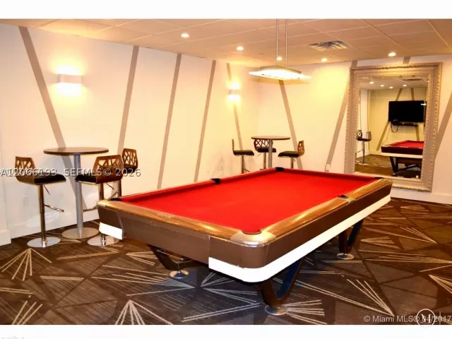 1-bedroom condo for rent in Miami Beach - 5701 Collins Ave 808 - MondialRealty