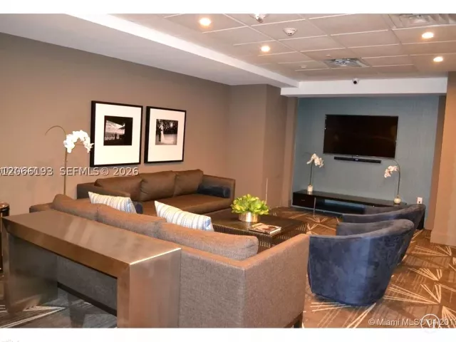 1-bedroom condo for rent in Miami Beach - 5701 Collins Ave 808 - MondialRealty