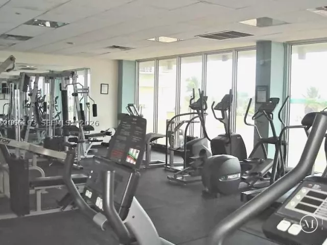 1-bedroom condo for rent in Miami Beach - 5701 Collins Ave 808 - MondialRealty