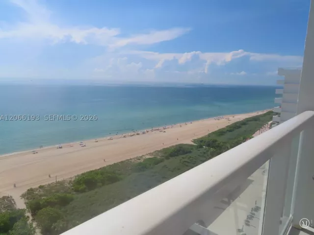 1-bedroom condo for rent in Miami Beach - 5701 Collins Ave 808 - MondialRealty