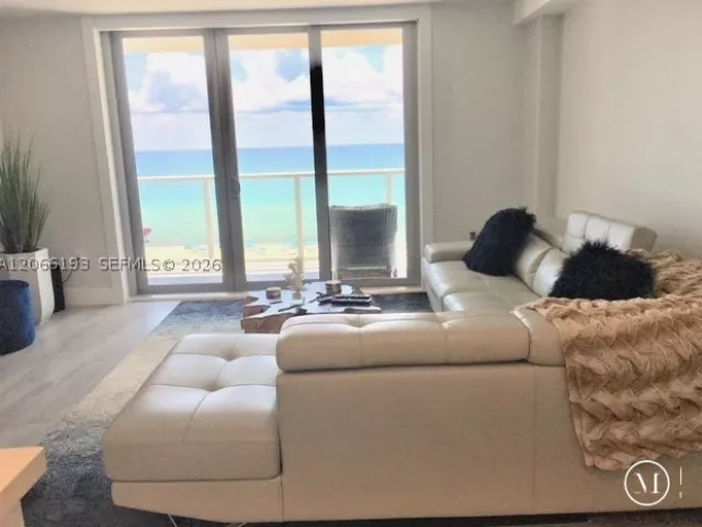 1-bedroom condo for rent in Miami Beach - 5701 Collins Ave 808 - MondialRealty