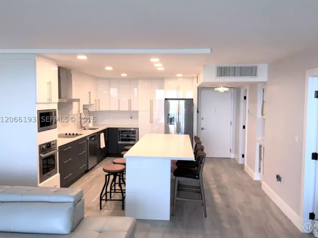 1-bedroom condo for rent in Miami Beach - 5701 Collins Ave 808 - MondialRealty