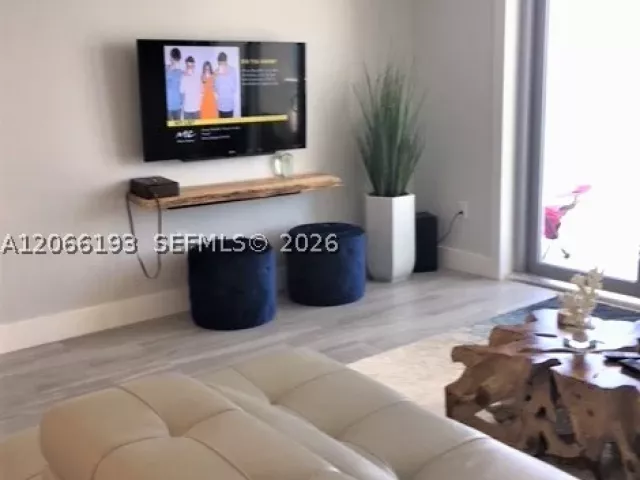 1-bedroom condo for rent in Miami Beach - 5701 Collins Ave 808 - MondialRealty