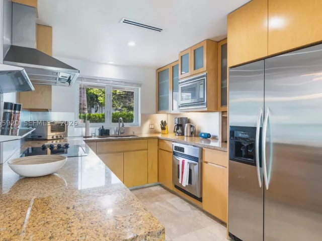 3-bedroom home for sale in Biscayne Park - 11403 NE 8th Ave - MondialRealty
