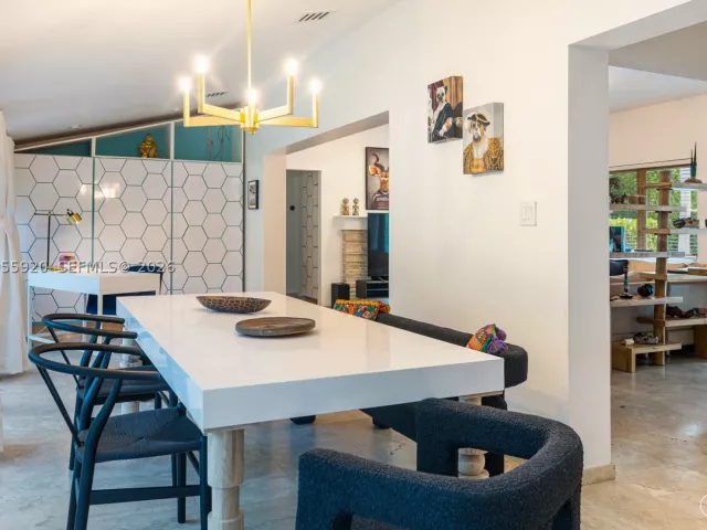3-bedroom home for sale in Biscayne Park - 11403 NE 8th Ave - MondialRealty