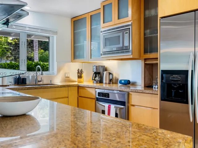 3-bedroom home for sale in Biscayne Park - 11403 NE 8th Ave - MondialRealty