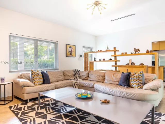 3-bedroom home for sale in Biscayne Park - 11403 NE 8th Ave - MondialRealty