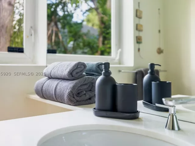 3-bedroom home for sale in Biscayne Park - 11403 NE 8th Ave - MondialRealty