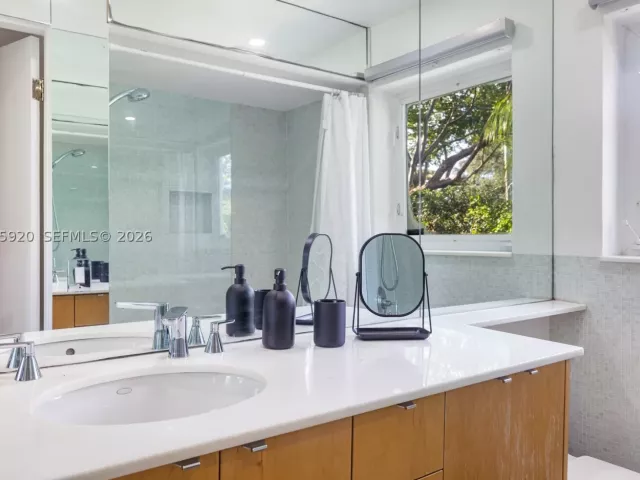 3-bedroom home for sale in Biscayne Park - 11403 NE 8th Ave - MondialRealty