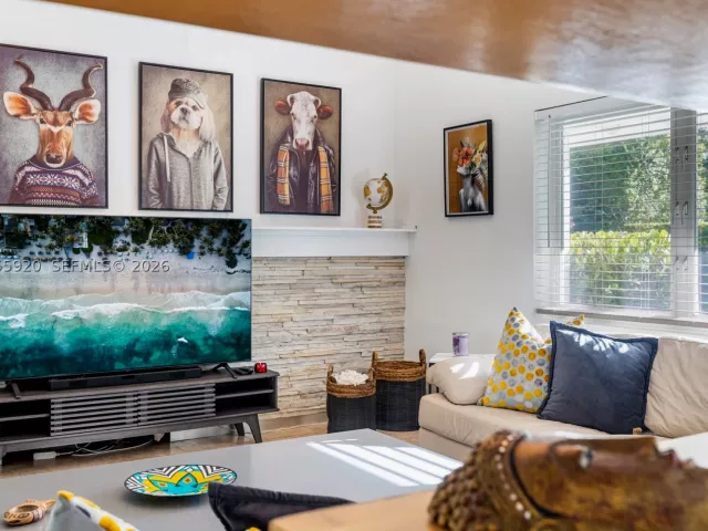 3-bedroom home for sale in Biscayne Park - 11403 NE 8th Ave - MondialRealty