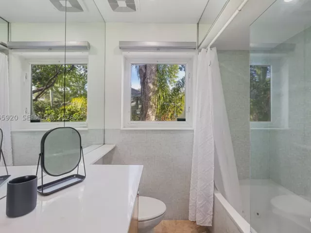 3-bedroom home for sale in Biscayne Park - 11403 NE 8th Ave - MondialRealty