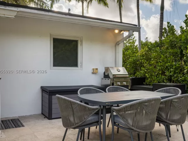 3-bedroom home for sale in Biscayne Park - 11403 NE 8th Ave - MondialRealty