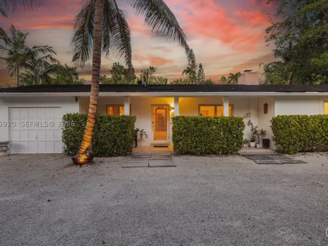3-bedroom home for sale in Biscayne Park - 11403 NE 8th Ave - MondialRealty