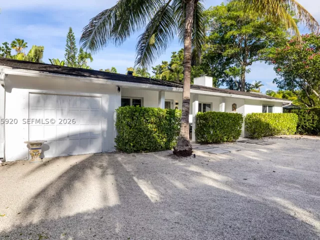 3-bedroom home for sale in Biscayne Park - 11403 NE 8th Ave - MondialRealty