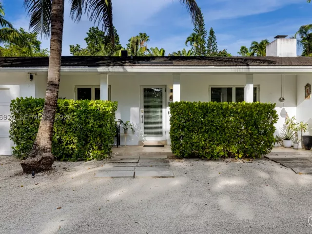 3-bedroom home for sale in Biscayne Park - 11403 NE 8th Ave - MondialRealty