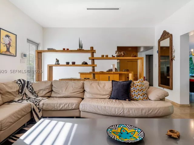 3-bedroom home for sale in Biscayne Park - 11403 NE 8th Ave - MondialRealty