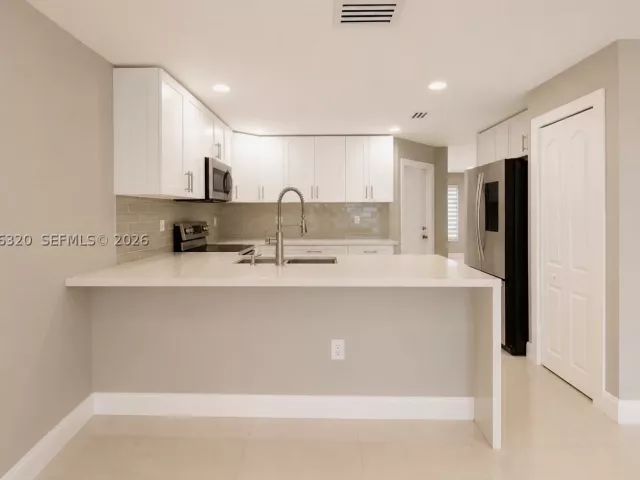 5-bedroom home for rent in Miami - 16354 SW 48th Ter - MondialRealty