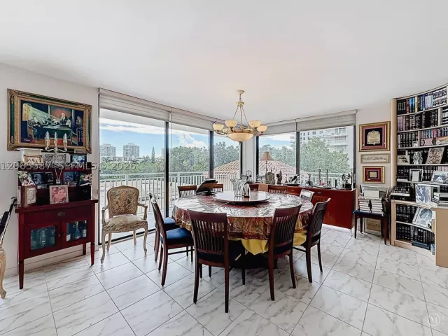 3-bedroom condo for sale in Sunny Isles Beach - 210 174th St 409 - MondialRealty