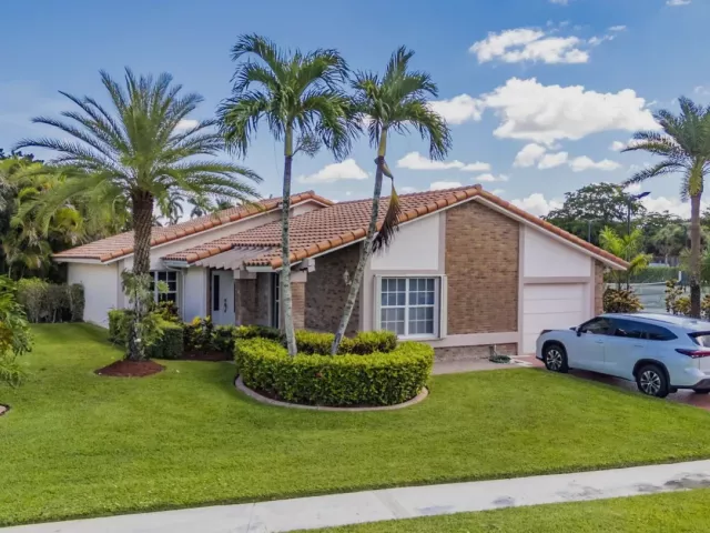 4-bedroom home for sale in Boca Raton - 19626 Sea Pines Way - MondialRealty