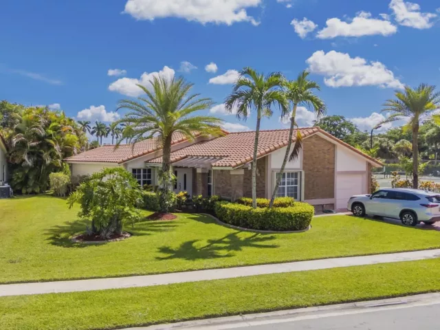 4-bedroom home for sale in Boca Raton - 19626 Sea Pines Way - MondialRealty