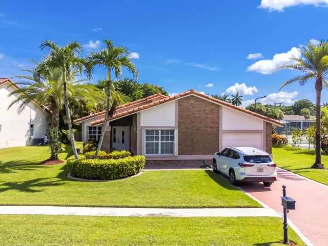 4-bedroom home for sale in Boca Raton - 19626 Sea Pines Way - MondialRealty