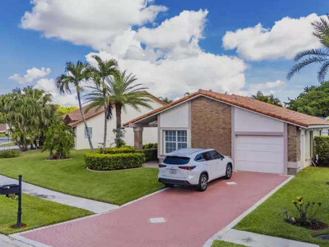 4-bedroom home for sale in Boca Raton - 19626 Sea Pines Way - MondialRealty