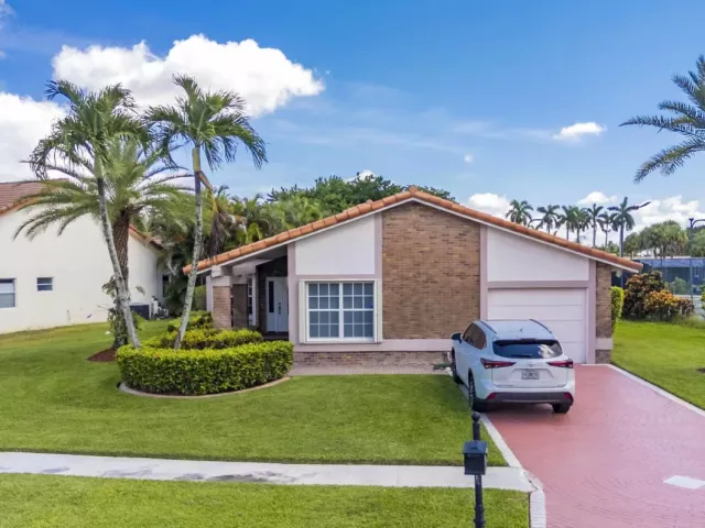 4-bedroom home for sale in Boca Raton - 19626 Sea Pines Way - MondialRealty