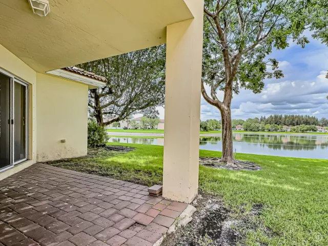 4-bedroom home for sale in West Palm Beach - 6427 Adriatic Way - MondialRealty