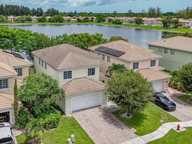 4-bedroom home for sale in West Palm Beach - 6427 Adriatic Way - MondialRealty