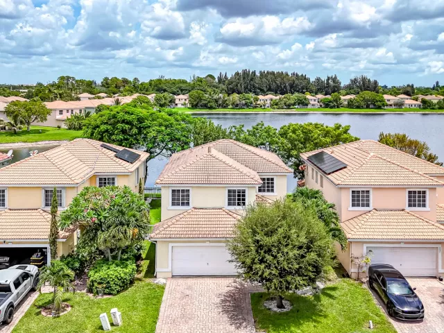 4-bedroom home for sale in West Palm Beach - 6427 Adriatic Way - MondialRealty