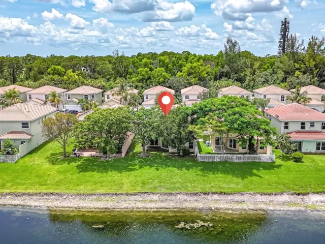 4-bedroom home for sale in West Palm Beach - 6427 Adriatic Way - MondialRealty
