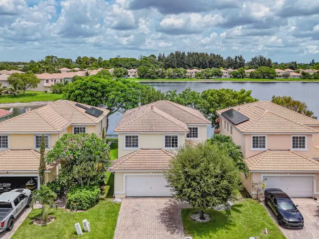 4-bedroom home for sale in West Palm Beach - 6427 Adriatic Way - MondialRealty