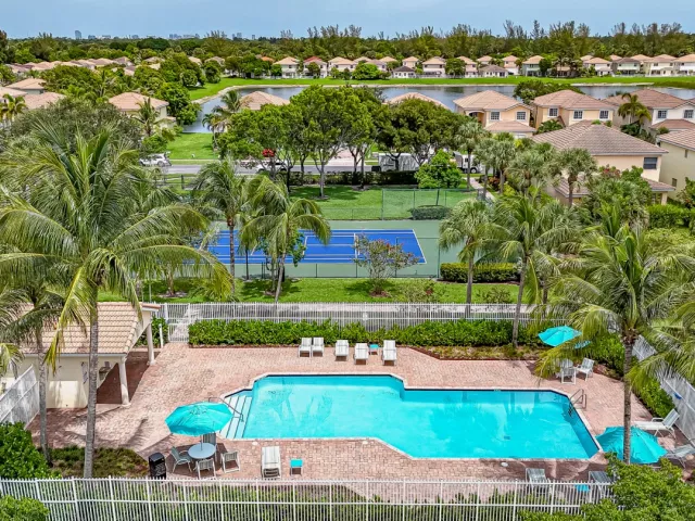 4-bedroom home for sale in West Palm Beach - 6427 Adriatic Way - MondialRealty