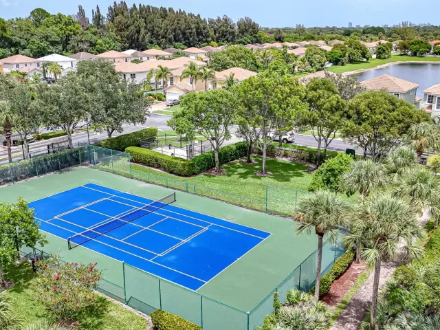 4-bedroom home for sale in West Palm Beach - 6427 Adriatic Way - MondialRealty