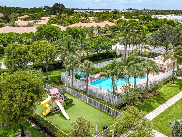 4-bedroom home for sale in West Palm Beach - 6427 Adriatic Way - MondialRealty